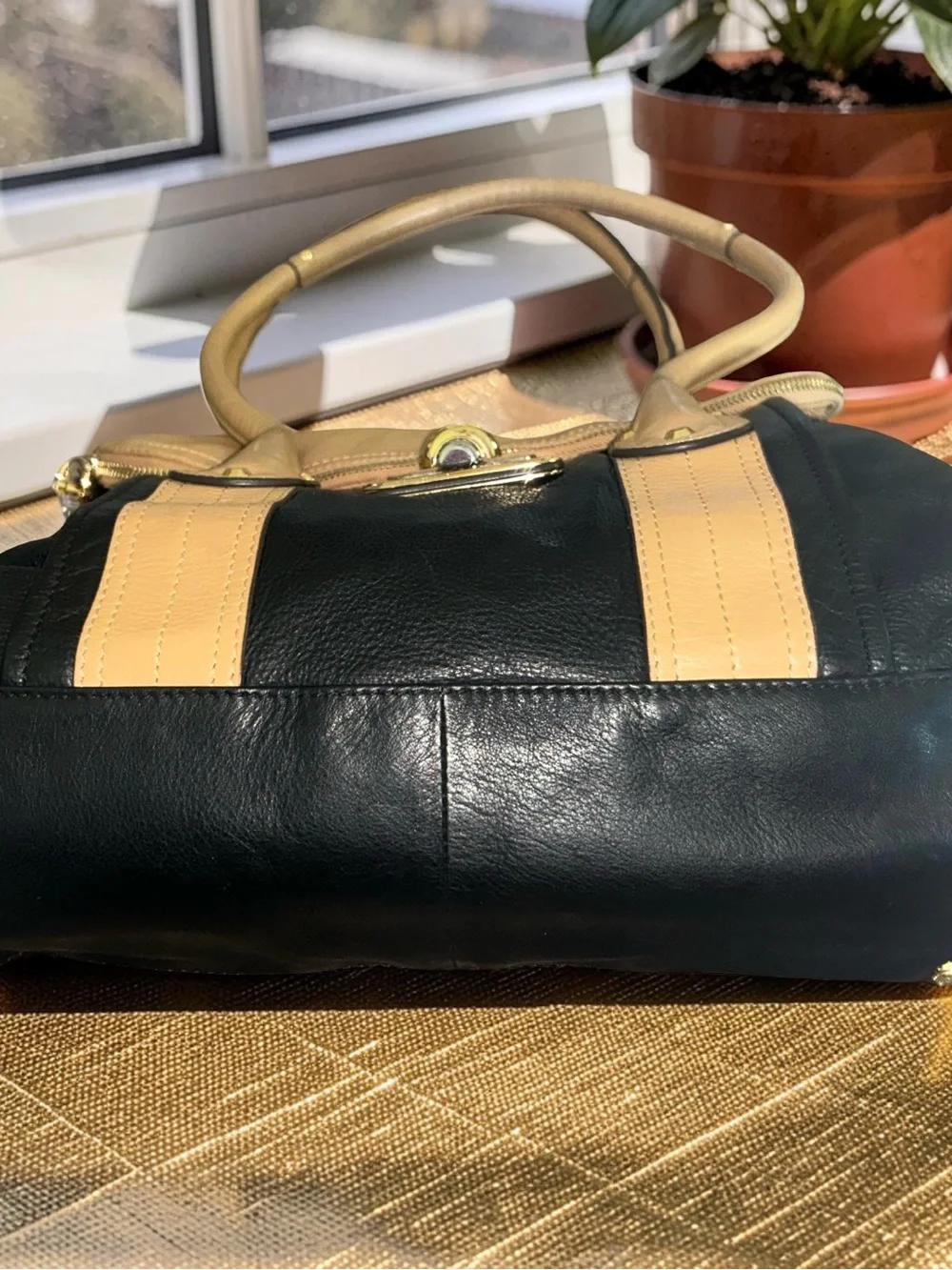 B. Makowsky Black & Tan Leather Medium Flap Satchel Handbag Purse Satchel